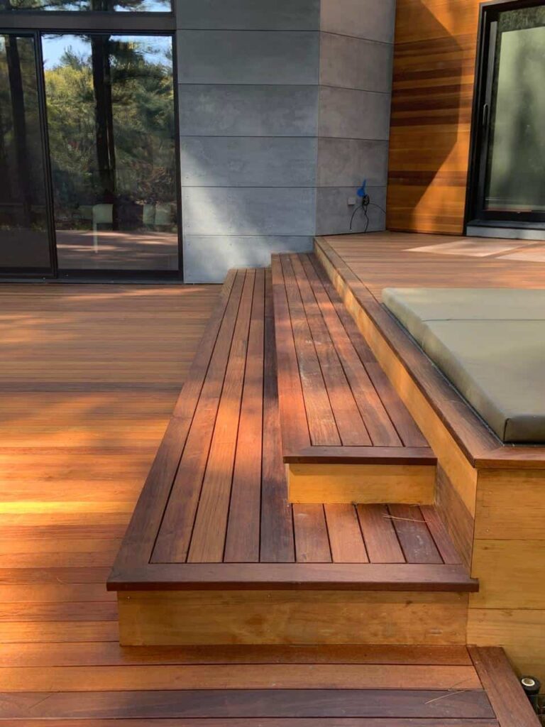 escalones de madera Escalones de madera en exterior de casa