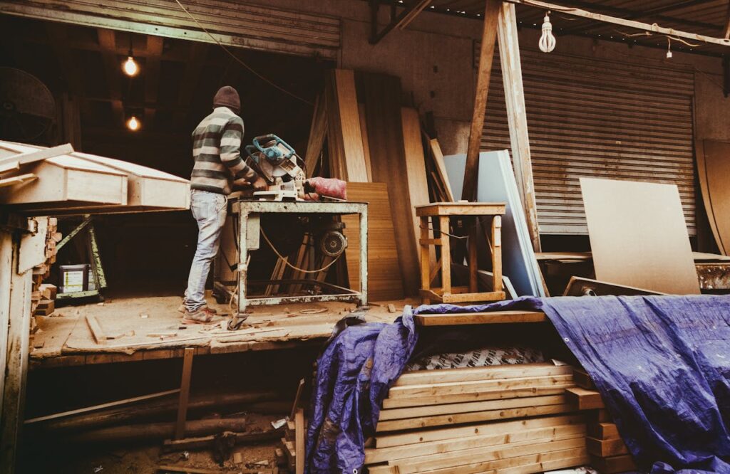 corte de piezas Carpenter focused on woodworking inside a cozy, rustic workshop.