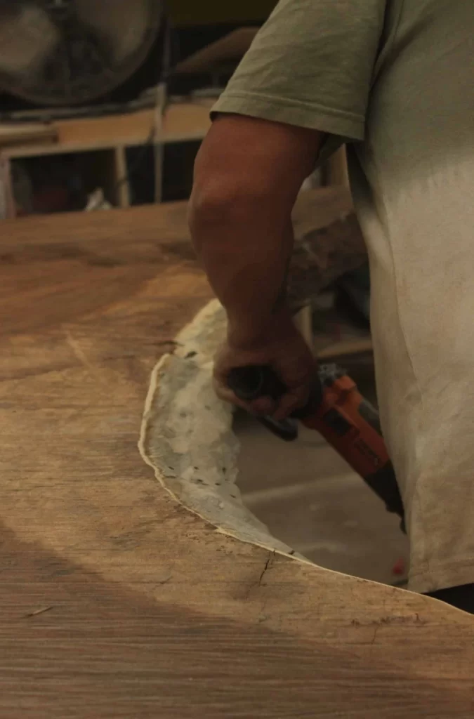 Lijado de mesa lijado y debastado de madera de parota
