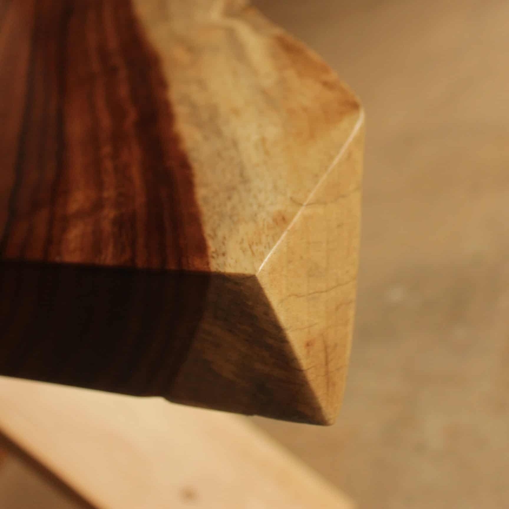 Mesa de parota equina de mesa de parota con textura